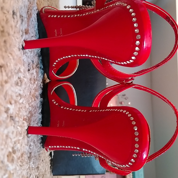 Red High heels - Picture 3 of 4